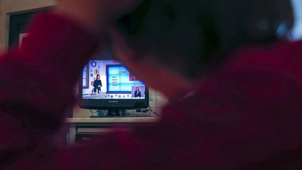 Uma criança do 1.º ano assiste na televisão à primeira aula de português ministrada através de uma emissão do programa #EstudoemCasa, na RTP Memória, solução provisória de ensino devido à atual suspensão das aulas presenciais como forma de travar a pandemia da covid-19, Elvas, 20 de abril de 2020. Mais de 850 mil alunos do ensino básico contam a partir de hoje e durante o terceiro período, entre as 9:00 e as 17:30, mais de uma centena de professores vão dar aulas de apoio através da televisão, e vão aprender com a ajuda de mais de uma centena professores à distância devido à pandemia de covid-19. O Governo decretou o estado de emergência a 19 de março, que já foi prorrogado duas vezes, estando previsto agora o seu fim a 02 de maio. NUNO VEIGA/LUSA