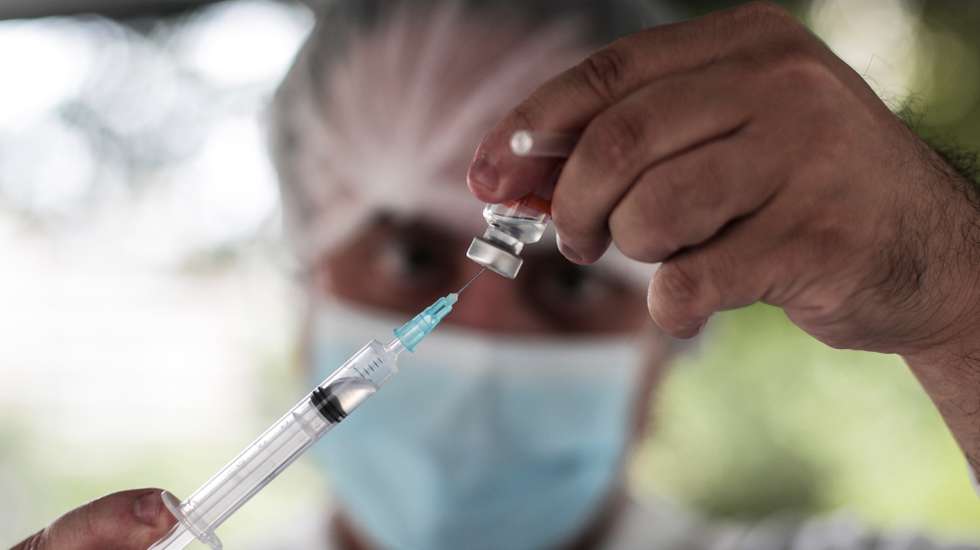 epa08980433 A healthcare worker prepares a dose of China's Sinovac CoronaVac vaccine as part of a priority health program against covid-19 for elders at a self-service vaccination center in Rio de Janeiro, Brazil, 01 February 2021.  EPA/Antonio Lacerda