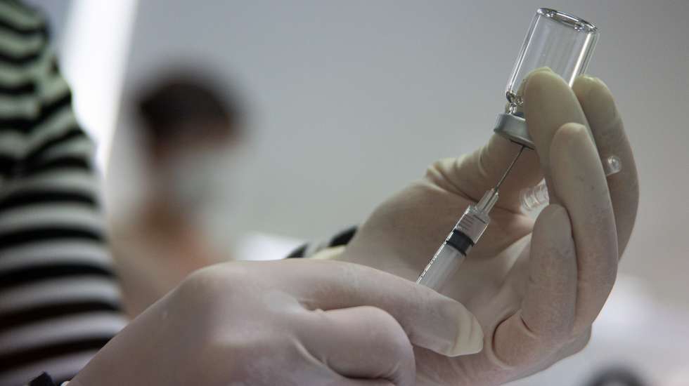 epa09017550 Medical workers practice during a training to give COVID-19 vaccine shots at a training facility of the Korean Nurses Association in Seoul, South Korea, 17 February 2021. South Korea will begin its first inoculations against the COVID-19 on 26 February with AstraZeneca's vaccines, the government said on 16 February.  EPA/JEON HEON-KYUN