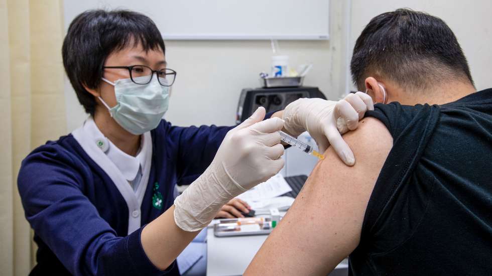 Teve hoje inicio a vacinação geral para os residentes de Macau da vacina contra o covid -19, 22 fevereiro 2021, Pouco mais de 2% da população de Macau inscreveu-se para ser vacinada contra a covid-19, indicam  dados hoje divulgados pelas autoridades, no dia em que arrancou a vacinação geral dos residentes. . CARMO CORREIA/LUSA