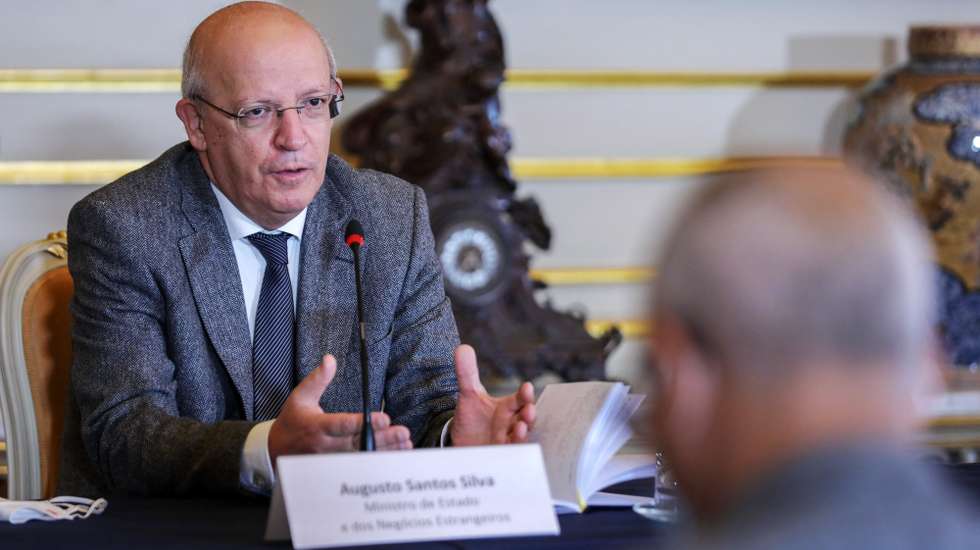 O ministro dos Negócios Estrangeiros, Augusto Santos Silva, intervém no balanço intercalar do Plano de Ação de resposta à pandemia covid-19 entre Portugal, os PALOP e Timor-Leste, esta manhã no Ministério dos Negócios Estrangeiros em Lisboa, 24 de fevereiro de 2021. MIGUEL A. LOPES/LUSA