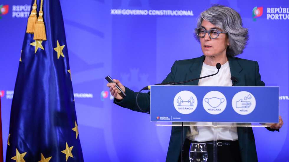 A ministra da Cultura, Graça Fonseca, intervém na sessão de apresentação das medidas de apoio ao emprego e às empresas aprovadas em Conselho de Ministros, em Lisboa, 12 de março de 2021. MIGUEL A. LOPES/LUSA