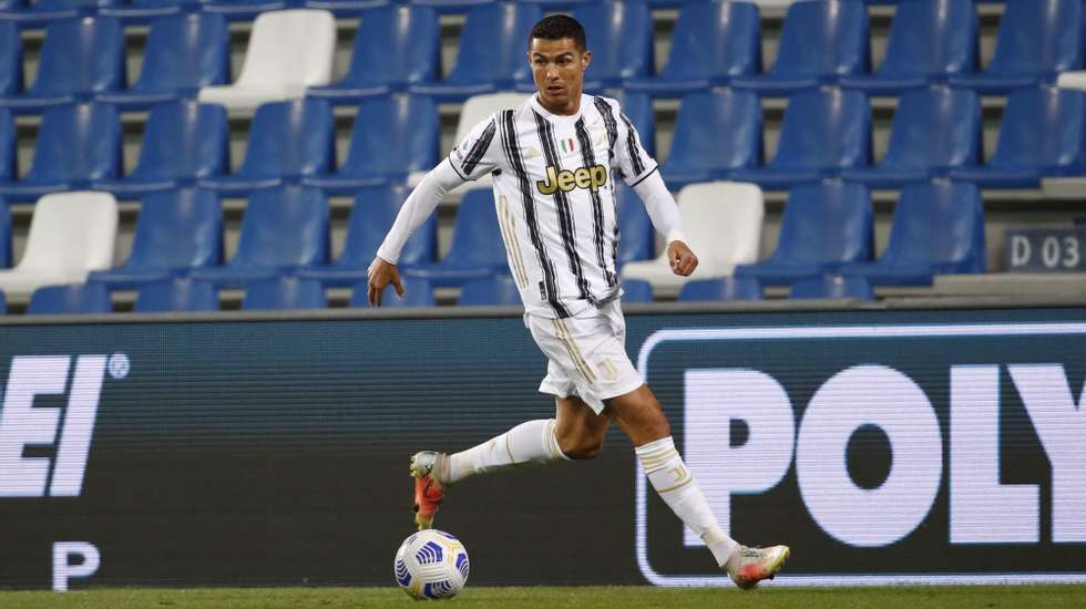 epa09195001 Juventus&#039;  Cristiano Ronaldo in action during the Italian Serie A soccer match US Sassuolo vs Juventus FC at Mapei Stadium in Reggio Emilia, Italy, 12 May 2021.  EPA/ELISABETTA BARACCHI