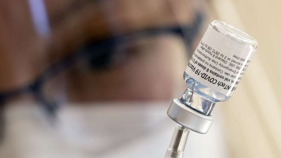 epaselect epa09460609 A nurse prepares a dose of the Pfizer Covid-19 vaccine at a middle school in Los Angeles, California, USA, 10 September 2021. Los Angeles Unified School District (LAUSD) approved on 09 September a Covid-19 vaccine mandate for students aged 12 or higher.  EPA/ETIENNE LAURENT