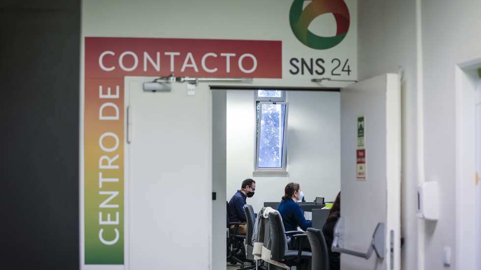 Reportagem no centro de atendimento da Linha SNS 24 em Lisboa, 18 de dezembro de 2020. A covid-19 marca um antes e depois na vida da linha SNS24 e dos seus profissionais de saúde, que além da luta para vencer a pandemia tentam também superar o cansaço de nove meses de chamadas sem tréguas. Em 2020, o centro de contacto do SNS foi obrigado a reinventar-se e já superou os 3,67 milhões de chamadas, mais do dobro em relação ao ano passado. (ACOMPANHA TEXTO DE 25/12/2020) JOSÉ SENA GOULÃO/LUSA