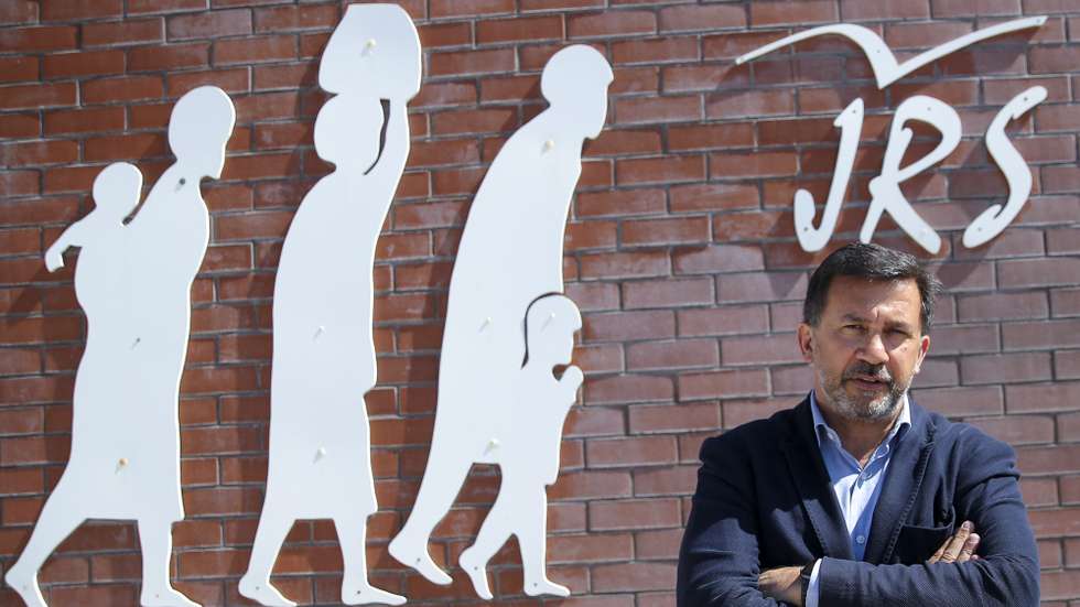 O diretor-geral do Serviço Jesuíta aos Refugiados em Portugal (JRS) e presidente da Plataforma de Apoio aos Refugiados (PAR), André Costa Jorge, posa para a fotografia, durante uma entrevista à agência Lusa, em Lisboa, 04 de maio de 2022. (ACOMPANHA TEXTO DA LUSA DO DIA 06 MAIO DE 2022). ANTÓNIO COTRIM/LUSA
