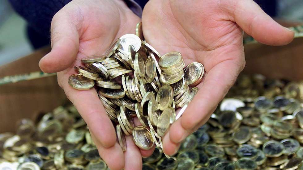 epa09658512 (FILE) - A person holds a handful of euro coins at the state-mint in Rome, Italy, 27 November 2001 (reissued 28 December 2021). The new year's 01 January 2022 marks the 20th anniversary of the introduction of Europe's first ever single currency. A dozen European countries with Austria, Belgium, Finland, France, Germany, Greece, Ireland, Italy, Luxembourg, the Netherlands, Portugal and Spain initially joined in blazing the euro trail.  EPA/CLAUDIO ONORATI *** Local Caption *** 53393535