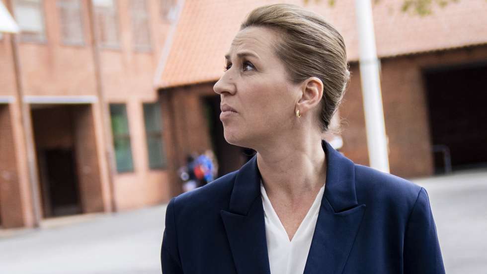 epa10650432 Danish Prime Minister Mette Frederiksen looks on upon her visit to the Risingskolen primary school in Odense, Denmark, 24 May 2023.  EPA/IDA MARIE ODGAARD DENMARK OUT