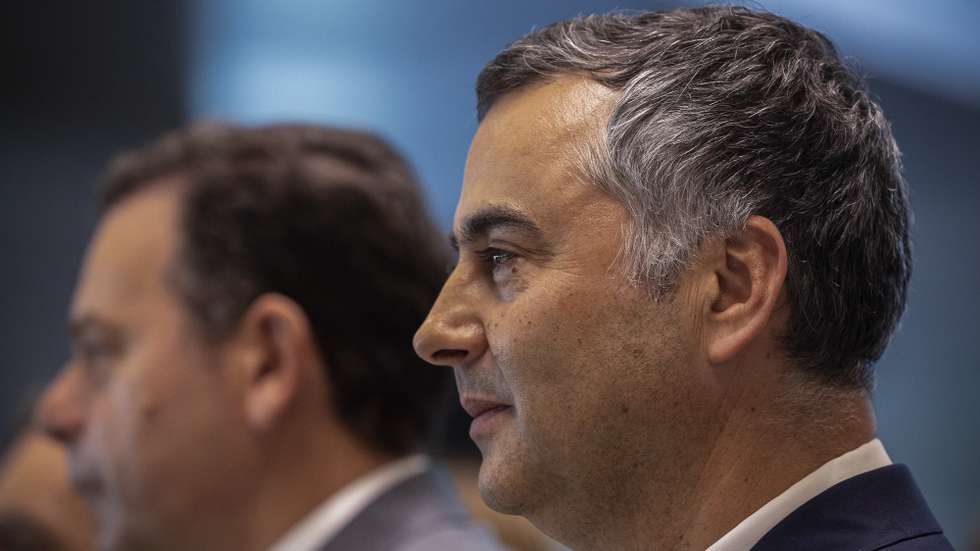 O primeiro-ministro, Luís Montenegro (E) e o ministro da Educação, Ciência e Inovação, Fernando Alexandre, durante a visita ao Centro Português de Ressonância Magnética Nuclear e inauguram a NAVE Multifunções da Universidade de Aveiro, 10 de maio de 2024. JOSÉ COELHO/LUSA