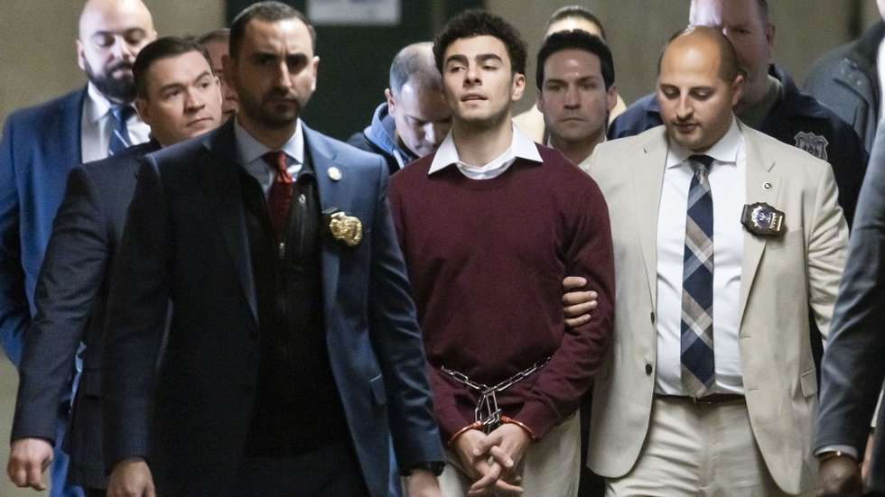 epaselect epa11791136 Luigi Mangione (C) is escorted by police officers following a hearing in New York State Supreme Court on charges that he murdered UnitedHealthcare CEO Brian Thompson in New York, New York, USA, 23 December 2024. Mangione is also facing federal terrorism charges and was arraigned last week in US Federal Court.  EPA/JUSTIN LANE