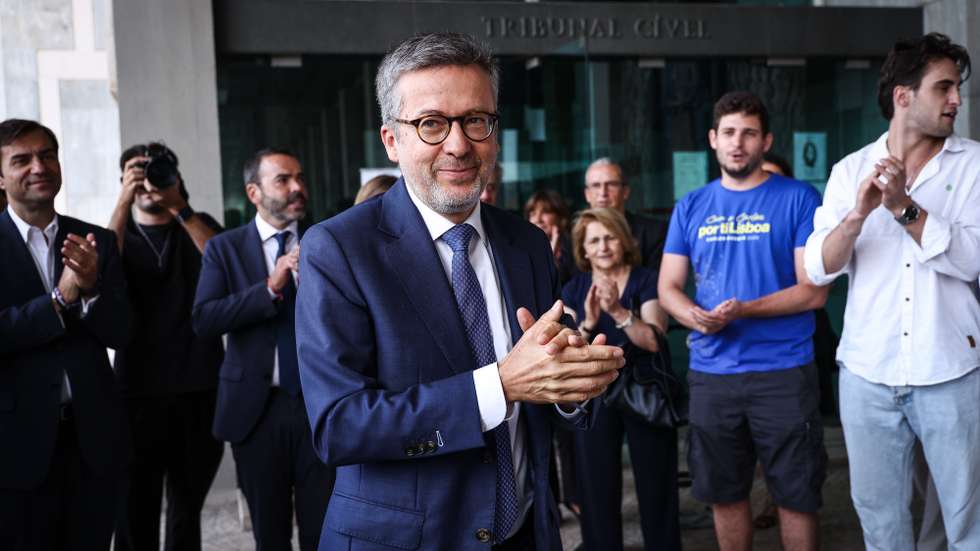 Carlos Moedas, candidato da Coligação “Por ti, Lisboa” (PSD, CDS/PP e IL) à presidência da Câmara Municipal de Lisboa (CML) nas próximas eleições autárquicas de 12 de outubro, durante a entrega das listas de candidatura à CML, Assembleia Municipal de Lisboa e Juntas de Freguesia da cidade, no Palácio da Justiça, em Lisboa, 18 de agosto de 2025. RODRIGO ANTUNES/LUSA