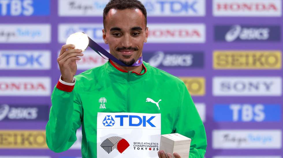 epa12386526 Gold medalist Isaac Nader of Portugal poses with his medal during the medal ceremony for the Men's 1500m at the World Athletics Championships 2025 in Tokyo, Japan, 18 September 2025.  EPA/MAST IRHAM