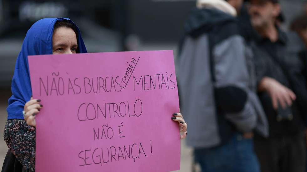 Participantes durante a manifestação "Não nos Atirem Burkas para os Olhos", organizada pela historiadora e professora universitária Raquel Varela, no Porto, 25 de outubro de 2025. A manifestação luta contra o projeto-lei que proíbe as burcas "que é usado para tapar as injustiças sociais", pelo direito à habitação para todos, pela redução do IRS para trabalhadores, pelo fim do trabalho noturno não essencial, sem perda salarial, em denúncia da violência sexual e política promovida, especialmente contra mulheres, por investimento nos serviços públicos, como saúde e educação, pela redução do horário de trabalho, mantendo salários, e em defesa do direito à greve, entre outros. MANUEL FERNANDO ARAÚJO/LUSA
