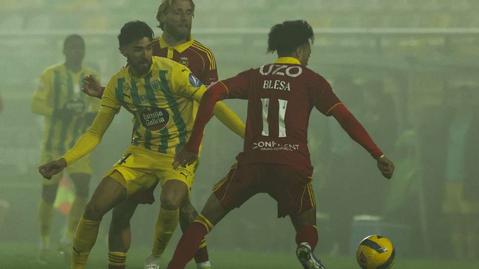 O jogador do Tondela, João Silva (E), disputa a bola com o jogador do Rio Ave, Blesa (D), durante o jogo da I Liga de Futebol, realizado no Estádio João Cardoso, em Tondela, 09 de março de 2026. PAULO NOVAIS/LUSA.