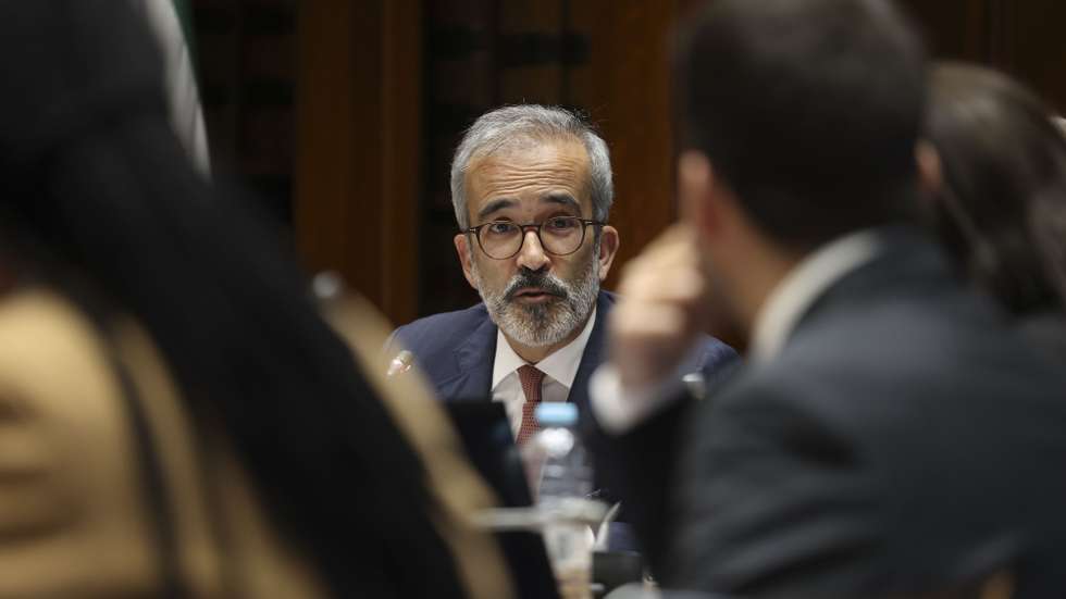 O ministro de Estado e dos Negócios Estrangeiros, Paulo Rangel, intervém perante a Comissão de Negócios Estrangeiros e Comunidades Portuguesas sobre as movimentações de forças militares norte-americanas na Base das Lajes, Assembleia da República, em Lisboa, 07 de abril de 2026. ANDRÉ KOSTERS/LUSA