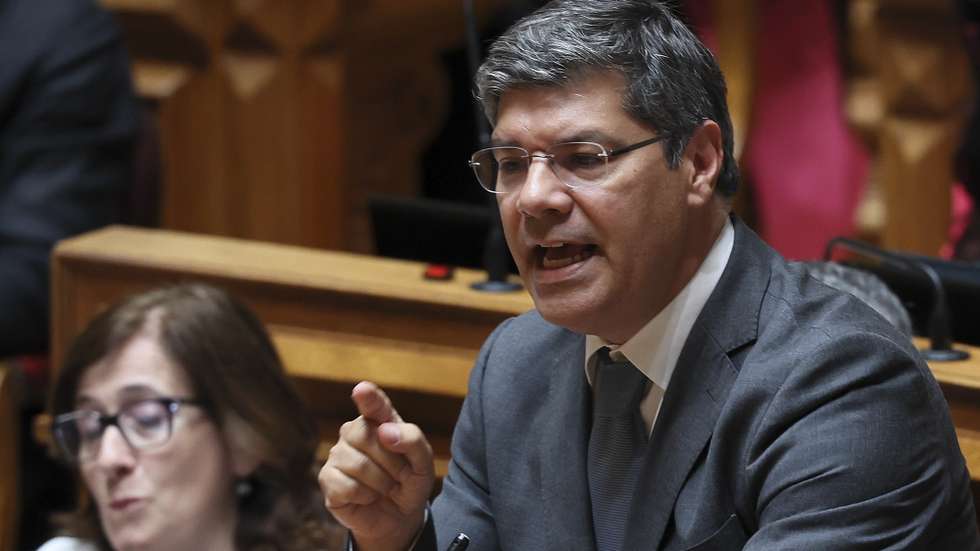 O líder parlamentar do do Partido Socialista (PS), Eurico Brilhante Dias, intervém na sessão plenária no dia da discussão na generalidade do Pacote Laboral, na Assembleia da República, em Lisboa, 18 de junho de 2026. MANUEL DE ALMEIDA/LUSA