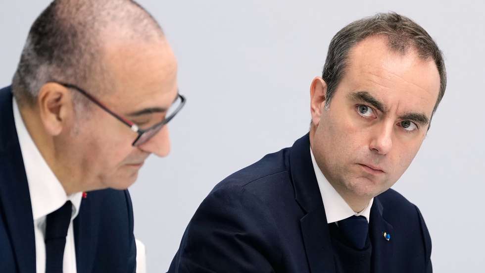 epa13322075 French Interior Minister Laurent Nunez (L) and Prime Minister Sebastien Lecornu attend a security council meeting with French President Emmanuel Macron at the Elysee Palace in Paris, France, 22 October 2026.  EPA/TERESA SUAREZ / POOL MAXPPP OUT