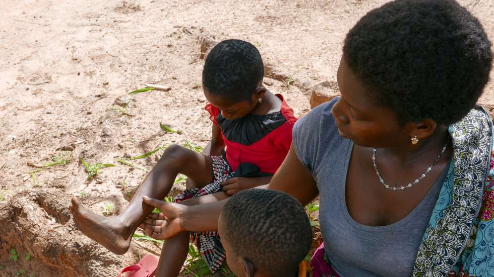Denise João, 27 anos, fez 100 quilómetros a pé com os dois filhos durante quatro dias até conseguir transporte para longe de Palma, vila atacada por grupos armados no norte de Moçambique, Montepuez, Moçambique, 05 de abril de 2021. (ACOMPANHA TEXTO) LUIS FONSECA/LUSA