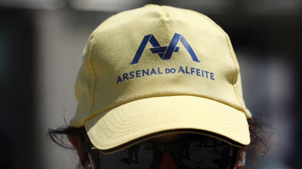 Um trabalhador do Arsenal do Alfeite durante o plenário onde exigem o investimento e modernização necessários para continuar a desempenhar a missão como estaleiro público, ao serviço da Marinha e do país, admissão de pessoal em número suficiente para inverter a diminuição do efetivo, desbloqueamento imediato da situação profissional dos 47 trabalhadores que continuam congelados na mesma posição remuneratória, junto ao Ministério das Finanças, em Lisboa, 29 de junho de 2021. ANTÓNIO COTRIM/LUSA