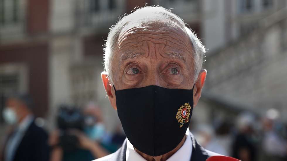 O Presidente da República, Marcelo Rebelo de Sousa, fala aos jornalistas após ter prestado homenagem a Otelo Saraiva de Carvalho, na Capela da Academia Militar, em Lisboa, 27 de julho de 2021. Otelo Saraiva de Carvalho, militar e comandante operacional do 25 de Abril de 1974, morreu no passado domingo aos 84 anos. ANTÓNIO COTRIM/LUSA