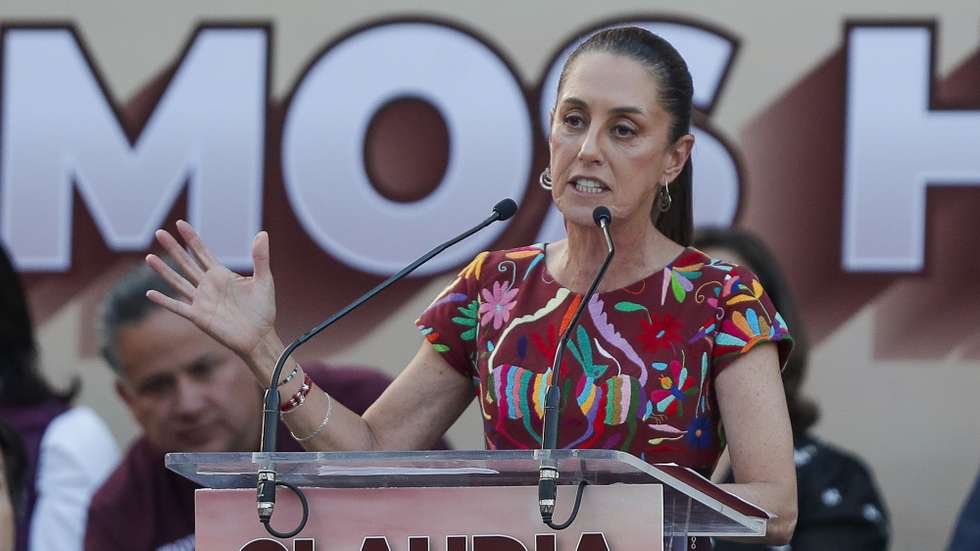 epa11088847 Candidate for the ruling National Regeneration Movement (Morena), Claudia Sheinbaum, speaks during her campaign closing event at the Monument to the Revolution in Mexico City, Mexico, 18 January 2024. Sheinbaum's ruling party shows off her advantage over the opposition Xochitl Galvez, and the third in contention, Jorge Alvarez Maynez.  EPA/ISAAC ESQUIVEL