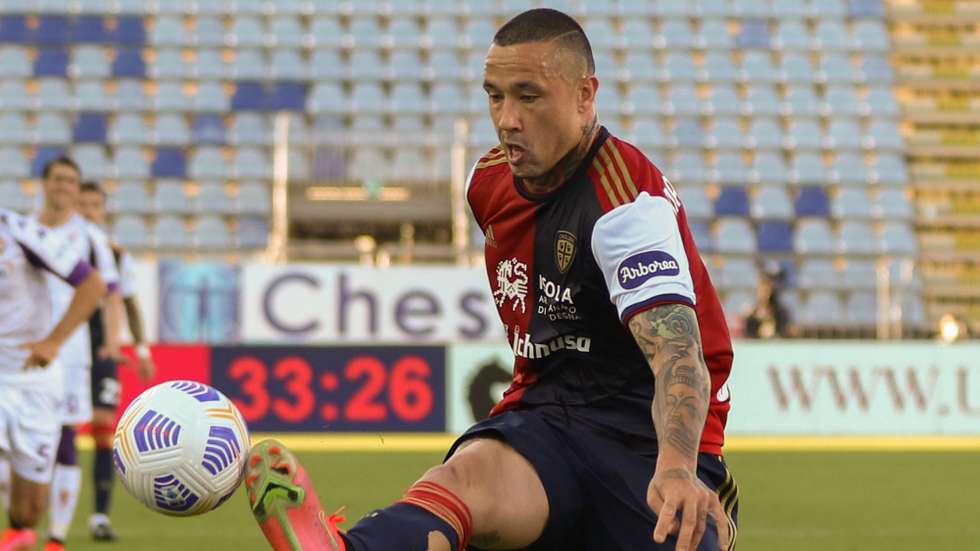 epa09194536 Cagliari's Radja Nainggolan  in action during the Italian Serie A soccer match Cagliari Calcio vs ACF Fiorentina at Sardegna Arena stadium in Cagliari, Sardinia island, Italy, 12 May 2021.  EPA/Fabio Murru