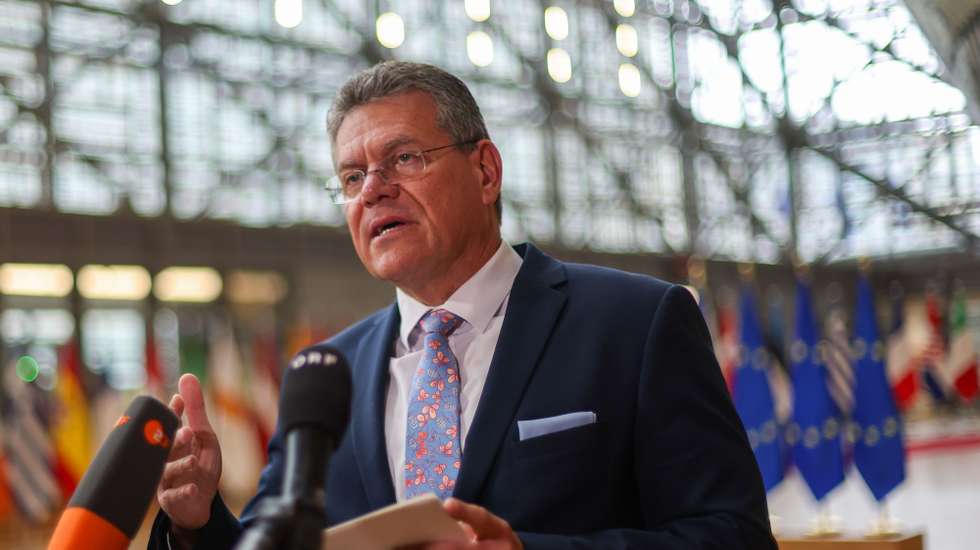 epa12101531 European Commissioner for Trade Maros Sefcovic speaks to the media ahead of an EU Trade Ministers meeting in Brussels, Belgium, 15 May 2025. Ministers will hold an exchange of views on current trade relations with the US and will give orientation for future work.  EPA/OLIVIER HOSLET
