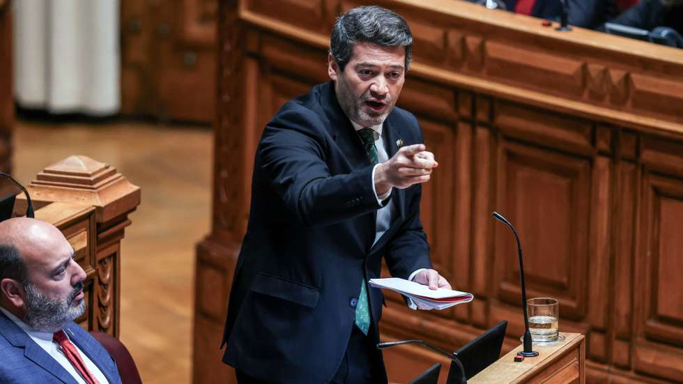 O líder do Chega, André Ventura (D), ladeado pelo deputado Pedro Pinto, usa da palavra durante o debate parlamentar na Assembleia da República em Lisboa, 5 de dezembro de 2025. TIAGO PETINGA/LUSA