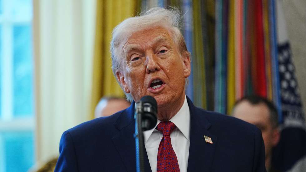 epa12594980 US President Donald Trump speaks about his border policies as he makes a statement before a Mexican Border Defense Medal (MBDM) presentation in the Oval office of the White House, in Washington, DC, USA, 15 December 2025. The MBDM medal was established by a memorandum from the Department of Defense in August 2025, to be awarded to service members for their deployment and work on the southern border.  EPA/BONNIE CASH / POOL