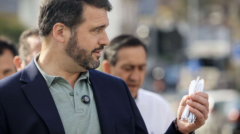 O candidato do Partido Socialista (PS) à Câmara Municipal de Vila Nova de Gaia, João Paulo Correia, numa ação de campanha para as eleições autárquicas de 12 de outubro, em Coimbrões, Vila Nova de Gaia, 07 de outubro de 2025. JOSÉ COELHO/LUSA