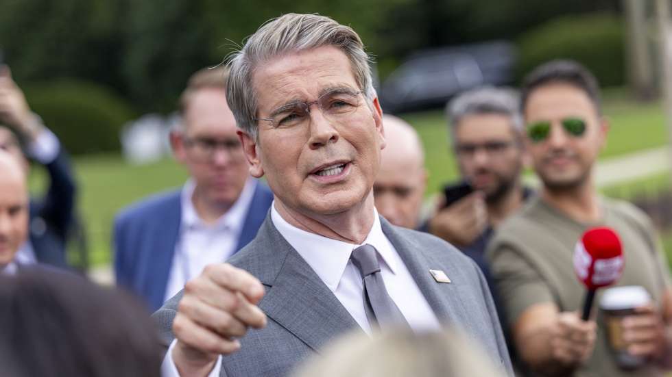 epa13180893 US Secretary of Treasury Scott Bessent speaks to reporters as he walks to the West Wing following an interview at the White House in Washington, DC, USA, 20 August 2026. Following the Supreme Court's decision striking down the 2025 International Emergency Economic Powers Act (IEEPA) tariffs, the U.S. government has paid out over 100 billion US dollar in refunds to corporate importers.  EPA/SHAWN THEW