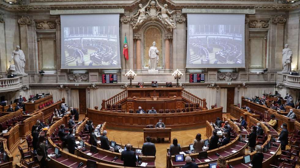 Deputados aprovam o pedido de renovação da aplicação da Declaração do Estado de Emergência, no período de 24 de novembro a 8 de dezembro de 2020, na Assembleia da República em Lisboa, 17 de dezembro de 2020. TIAGO PETINGA/LUSA
