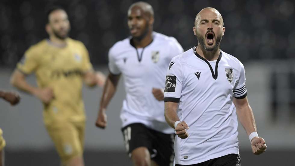 O jogador do Vitória de Guimarães André André festeja o golo marcado ao Boavista durante o jogo da jornada 21 da Primeira Liga de Futebol, disputado no estádio D. Afonso Henriques, em Guimarães, 26 de fevereiro de 2021. FERNANDO VELUDO/LUSA