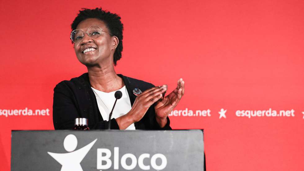 A candidata pelo Bloco de Esquerda (BE) à Câmara Municipal de Lisboa, Beatriz Gomes Dias, intervém durante o comício de apresentação da sua candidatura, em Lisboa,10 de abril de de 2021. ANTÓNIO COTRIM/LUSA