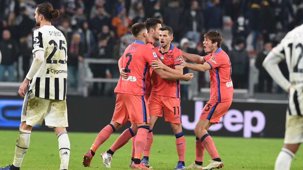 epa09607844 Atalanta players celebrate the victory at the end of the Italian Serie A soccer match Juventus FC vs Atalanta BC at the Allianz Stadium in Turin, Italy, 27 November 2021.  EPA/MASSIMO RANA