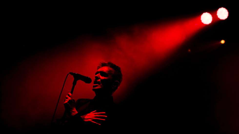 epa05428689 Rui Reininho, lead singer of Portuguese band 'GNR' performs during a concert at Super Rock Festival in Lisbon, Portugal, 16 July 2016. The festival runs from 14 to 16 July.  EPA/JOSE SENA GOULAO
