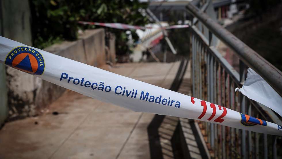 A cedência do terreno devido à elevada precipitação durante a última noite poderá estar na origem do deslizamento de terras que fez encerrar totalmente a passagem na Vereda circundante ao Bairro da Argentina, em Câmara de Lobos, 28 de março de 2021, HOMEM DE GOUVEIA/LUSA