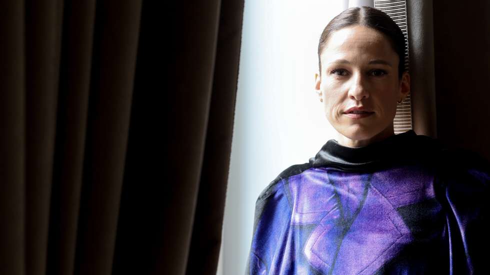 A cantora e compositora Carminho, posa para a foto durante uma entrevista à agência Lusa sobre o seu novo trabalho gravado por Steve Albini, em Lisboa, 08 de outubro de 2024. “Carminho at Electrical Audio”, que fica hoje disponível nas plataformas de ‘streaming’ e terá edição em vinil em novembro, foi gravado em outubro do ano passado porque Carminho queria “perceber como é que um produtor destes, uma lenda da captação de estúdio, ouviria e captaria o fado e o combo” de cinco músicos que a acompanha. (ACOMPANHA TEXTO DA LUSA DO DIA 11 DE OUTUBRO DE 2024). ANTÓNIO COTRIM/LUSA