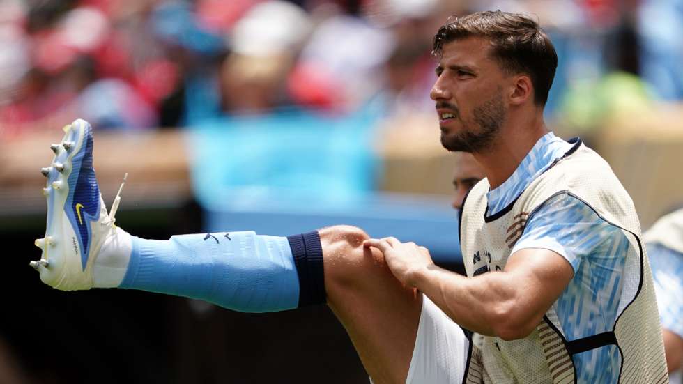 epa12184179 Ruben Dias of Manchester City warms up during the FIFA Club World Cup 2025 soccer match between Manchester City and Wydad AC in Philadelphia, Pennsylvania, USA, 18 June 2025.  EPA/WILL OLIVER