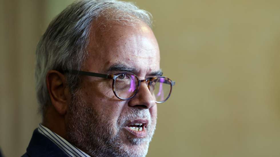O coordenador do Bloco de Esquerda (BE), José Manuel Pureza, fala à comunicação social após ter entregue uma participação à Procuradoria Geral da República (PGR) para que esta proceda ao apuramento dos factos sobre a autorização de utilização da Base das Lajes por parte dos Estados Unidos, na Procuradoria Geral da República, em Lisboa, 06 de abril de 2026. ANDRÉ KOSTERS/LUSA