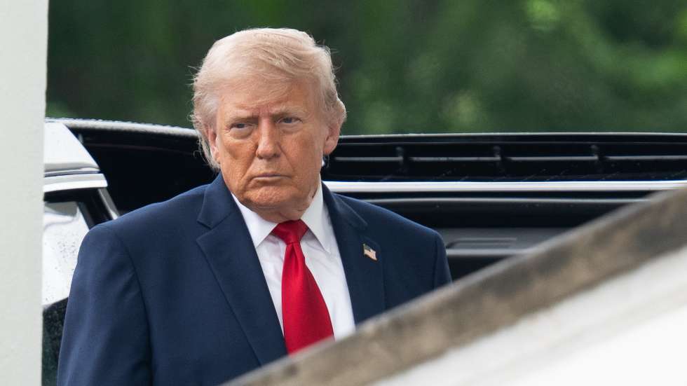 epa12993435 US President Donald Trump inspects the columns of the North Portico of the White House in Washington, DC, USA, 25 May 2026.  EPA/AARON SCHWARTZ / POOL