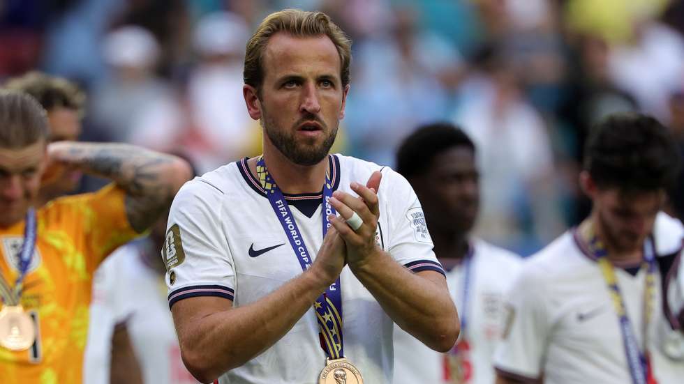 epa13119773 Harry Kane of England greets their supporters after receiving the third place medals for winning the FIFA World Cup 2026 3rd place playoff match France against England, in Miami, Florida, USA, 18 July 2026.  EPA/CRISTOBAL HERRERA-ULASHKEVICH