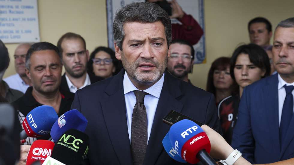 O presidente do Chega, André Ventura, fala aos jornalistas à chegada para a visita ao Centro Social São João, em Pé de Cão, Coimbra, 28 de agosto de 2026. PAULO NOVAIS/LUSA