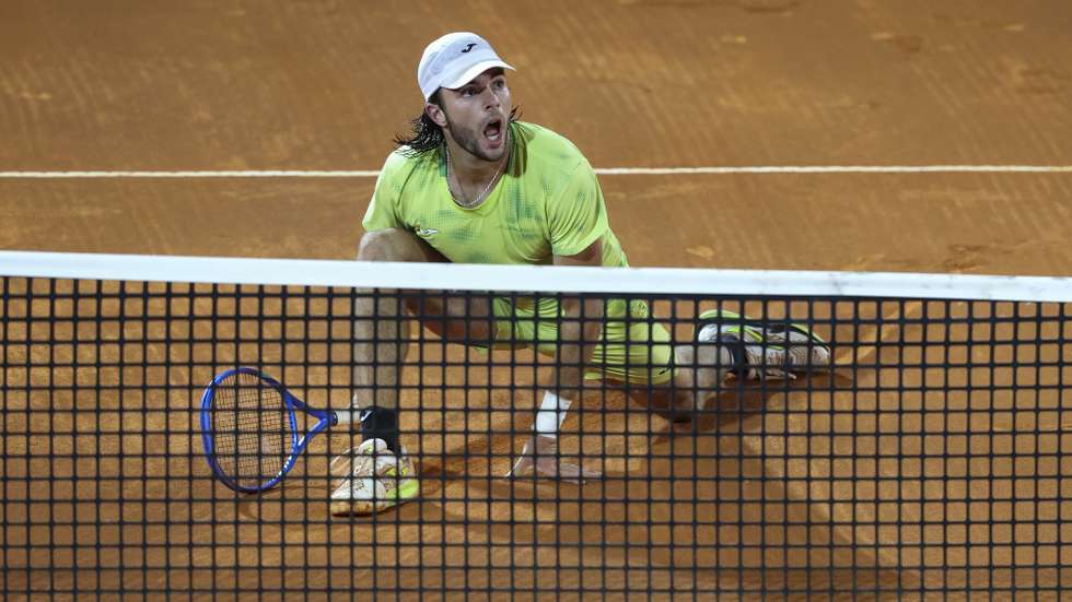 epa13131175 Jaime Faria of Portugal in action against Luciano Darderi of Italy during the quarter-final match of the Estoril Open tennis tournament, in Estoril, outskirts of Lisbon, Portugal, 24 July 2026.  EPA/JOSE SENA GOULAO