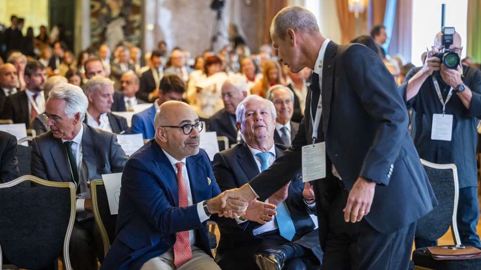 O ministro das Infraestruturas e Habitação, Miguel Pinto Luz (E), acompanhado pelo presidente da Confederação de Turismo de Portugal, Francisco Calheiros (C) cumprimenta o Ceo do Banco Millenium BCP, Miguel Maya (D), na 8.ª Cimeira do Turismo Português, no Hotel Ritz Four Seasons, em Lisboa, 28 de setembro de 2026. JOSÉ SENA GOULÃO/LUSA