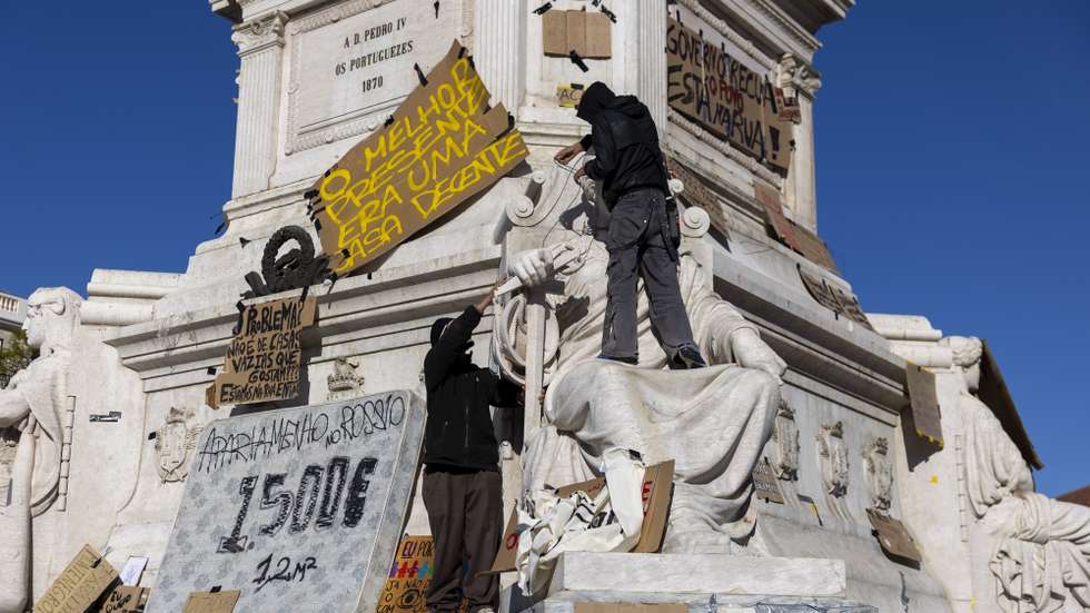 Manifestantes retiram cartazes após ordem da polícia durante o protesto pelo direito à habitação, na Praça do Rossio, em Lisboa, 22 de outubro de 2026. O protesto pelo direito à habitação e contra o aumento do custo de vida em Portugal teve início na cidade do Porto, no dia 10 deste mês, e estendeu-se posteriormente a Lisboa e a várias outras cidades portuguesas. JOSÉ SENA GOULÃO/LUSA