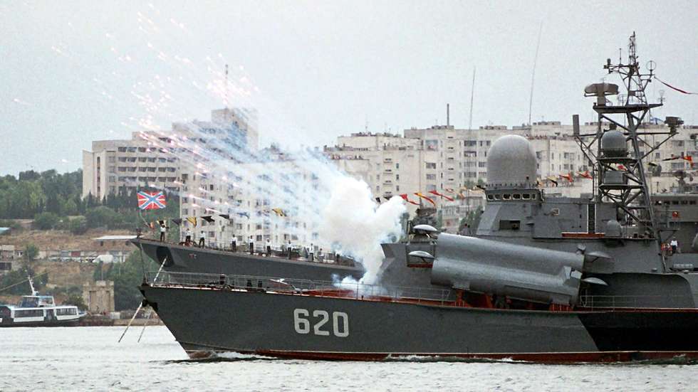epa000239062 A battleship ship fires a salute during celebration of Russian Navy day at Sebastopol, Ukraine, Sunday 25 July 2004. Russian Navy use Ukrainian city Sebastopol as base on the Black Sea.  EPA/SERGEY SVETLITSKIY