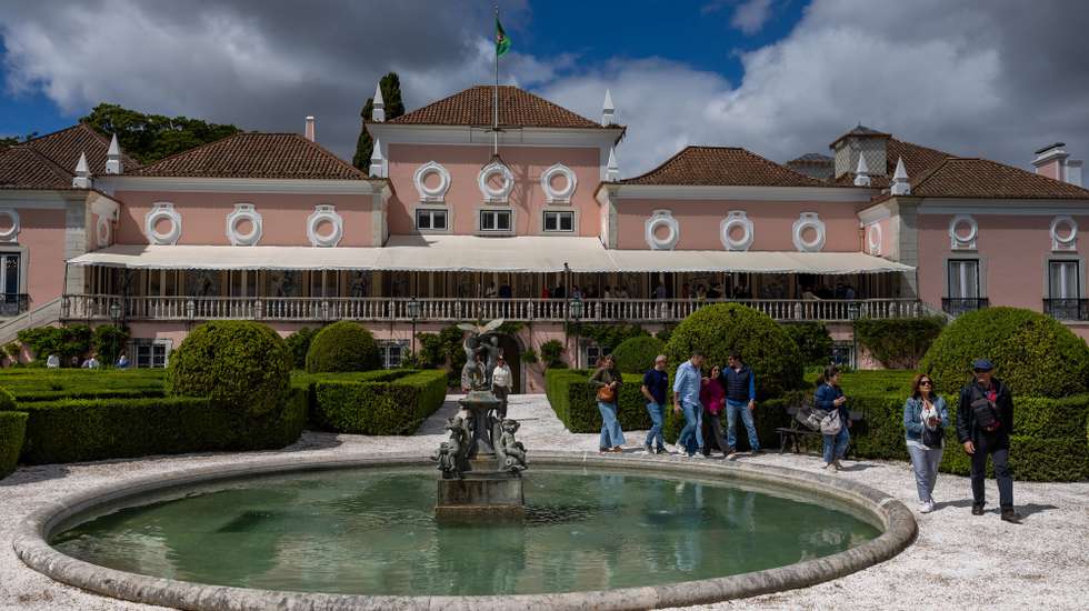 Populares visitam a Residência Oficial do Presidente da República, no âmbito das comemorações dos 50 anos do 25 de abril, no Palácio de Belém, em Lisboa, 25 de abril de 2024. JOSÉ SENA GOULÃO/LUSA