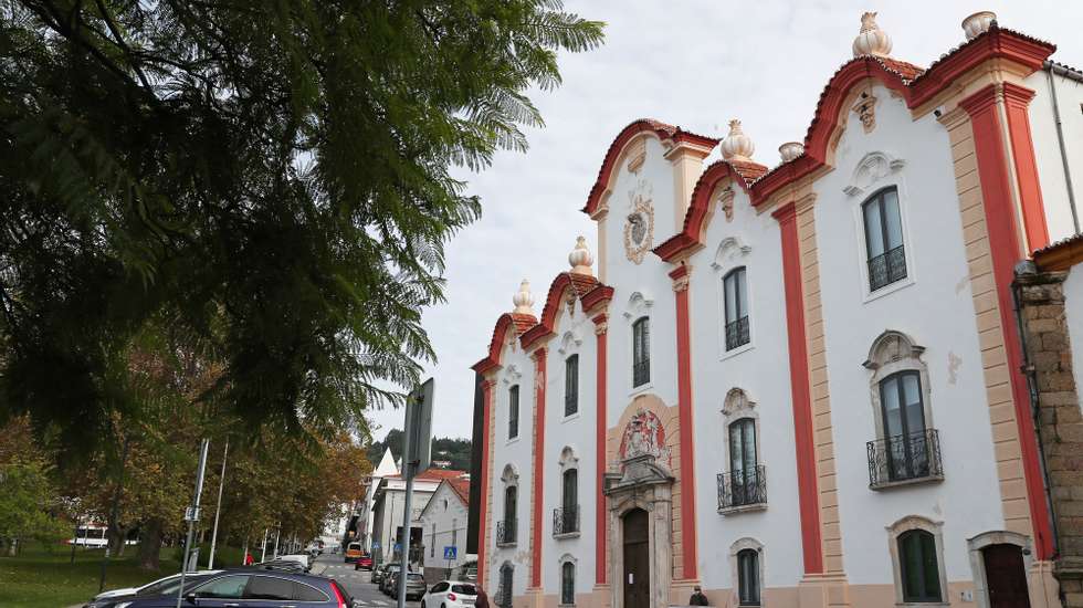 Fachada da parte antiga do lar da Santa Casa da Misericórdia de Portalegre, 12 de novembro de 2020. A presidente da Câmara de Portalegre manifestou-se hoje preocupada com o número de infetados pela Covid-19 no concelho nos últimos dias, indicado que há registo de 114 casos ativos, 70 dos quais num lar da misericórdia. NUNO VEIGA/LUSA