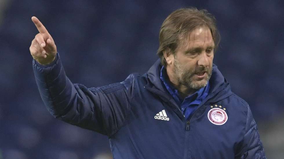 Olympiacos' Portuguese head coach Pedro Martins gives instructions to their players during their Champions League group C  soccer match with FC Porto held at Dragao stadium, in Porto, northwest of Portugal on 27 October 2020. FERNANDO VELUDO/LUSA.